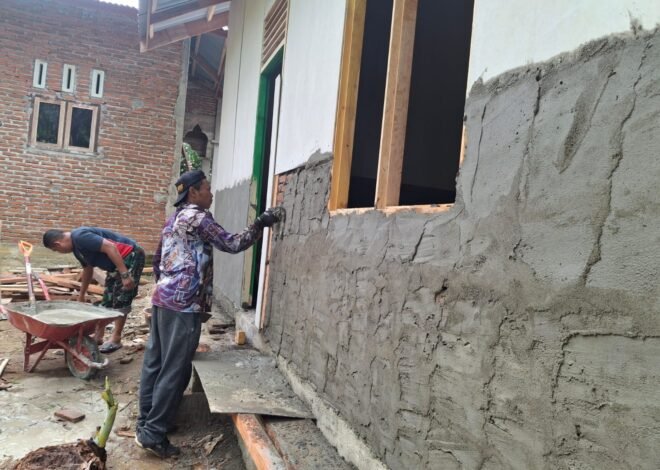Semangat Satgas TMMD Tak Surut, Plester Dinding Rumah Nek Nyak Ubit Dikerjakan Demi Wujudkan Hunian Layak