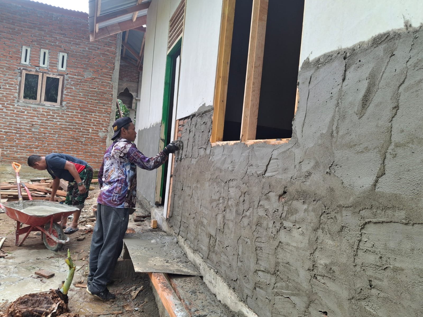 Semangat Satgas TMMD Tak Surut, Plester Dinding Rumah Nek Nyak Ubit Dikerjakan Demi Wujudkan Hunian Layak