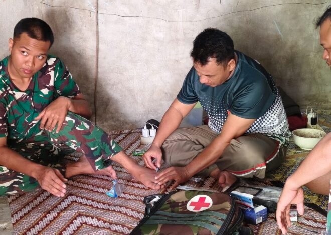 Aksi Cepat Tim Medis Kodim Lamongan Rawat Prajurit Cedera di Tengah Garis Depan TMMD 129