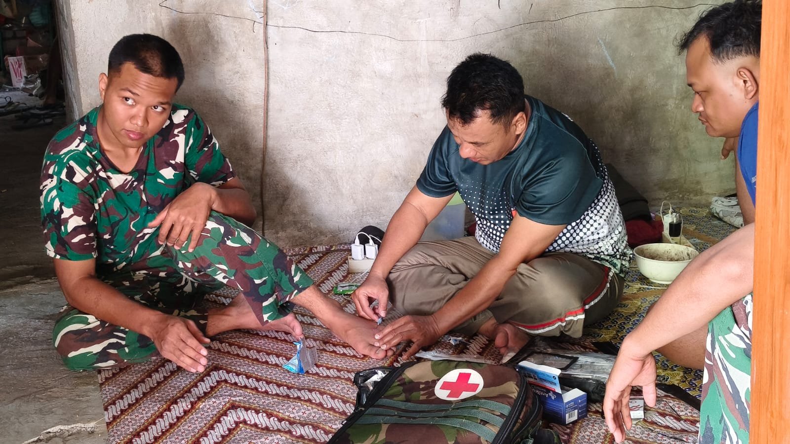 Aksi Cepat Tim Medis Kodim Lamongan Rawat Prajurit Cedera di Tengah Garis Depan TMMD 129