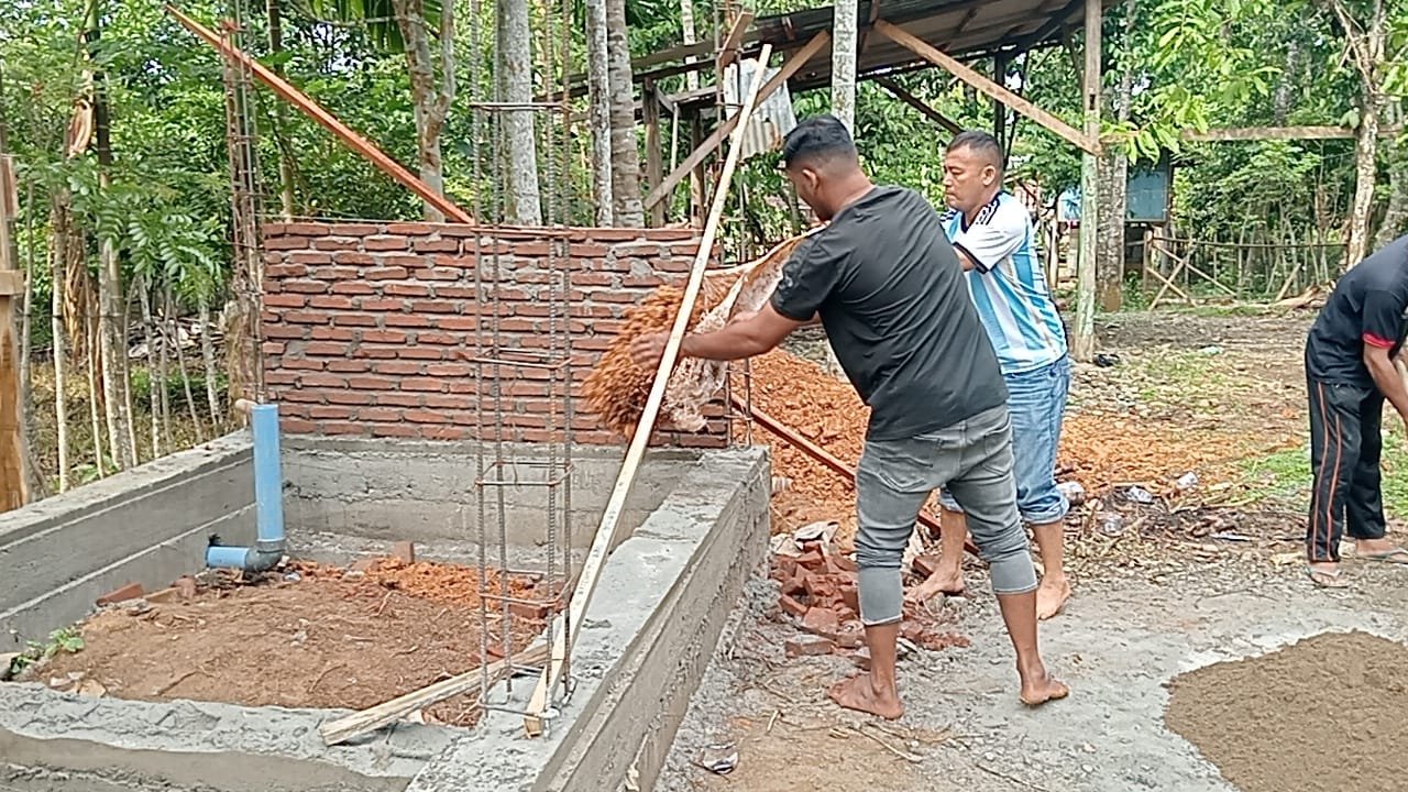 Gotong Royong Satgas TMMD dan Warga Wujudkan Fasilitas Sanitasi Layak di TPU Desa Blang Cot