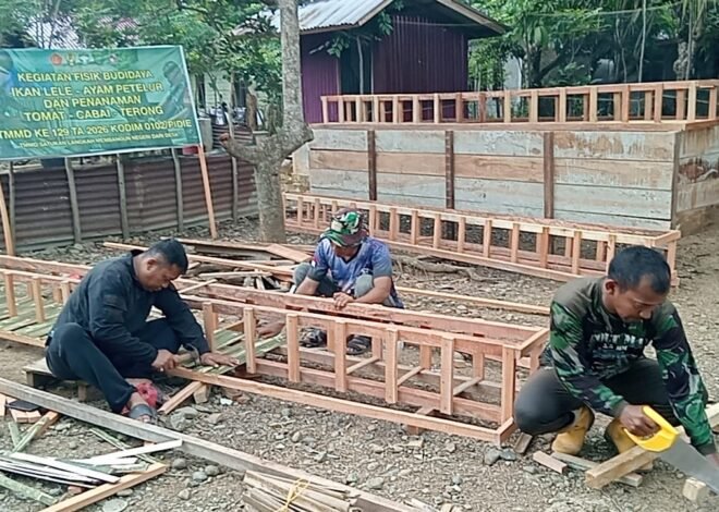 Mewujudkan Kemandirian Pangan, Satgas Kodim 0102/Pidie Bangun Kandang Ayam Petelur untuk Warga