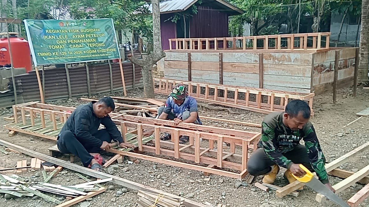 Mewujudkan Kemandirian Pangan, Satgas Kodim 0102/Pidie Bangun Kandang Ayam Petelur untuk Warga