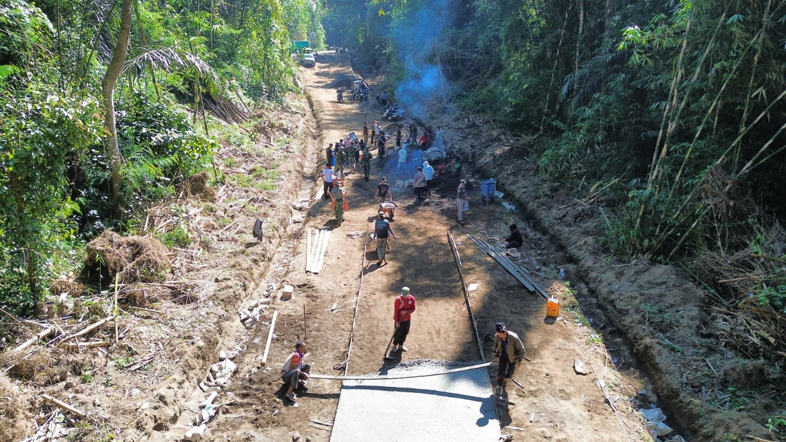 Dedikasi Personel Satgas TMMD Ke-129 Bangli Tak Surut Demi Tuntaskan Rabat Beton