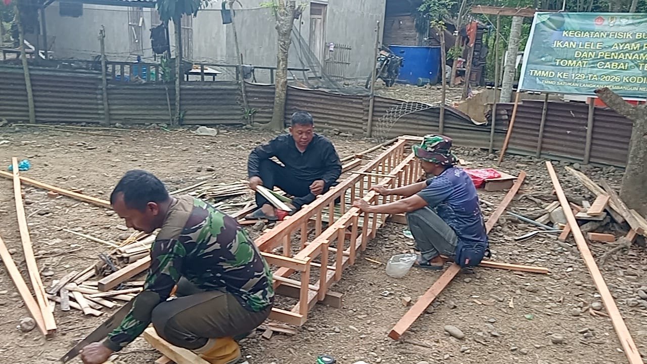 Satgas TMMD Ke-129 Kodim 0102/Pidie Bangun Kandang Ayam Petelur, Dorong Ketahanan Pangan Keluarga