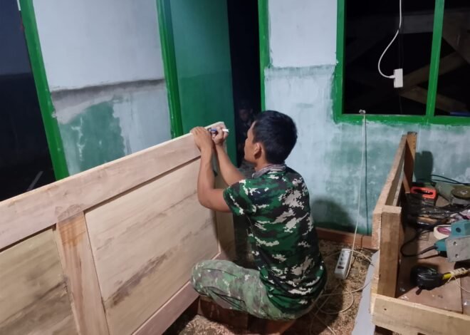 Kejar Target , Satgas TMMD ke-129 Kodim 0102/Pidie Lembur Pasang Pintu RTLH Hingga Malam Hari