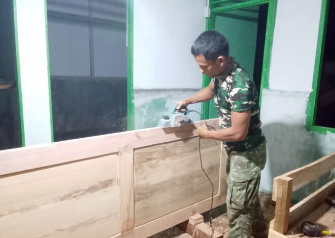 Satgas TMMD Ke-129 Kodim 0102/Pidie Maksimalkan Waktu, Pemasangan Pintu RTLH Tetap Berlanjut hingga Malam