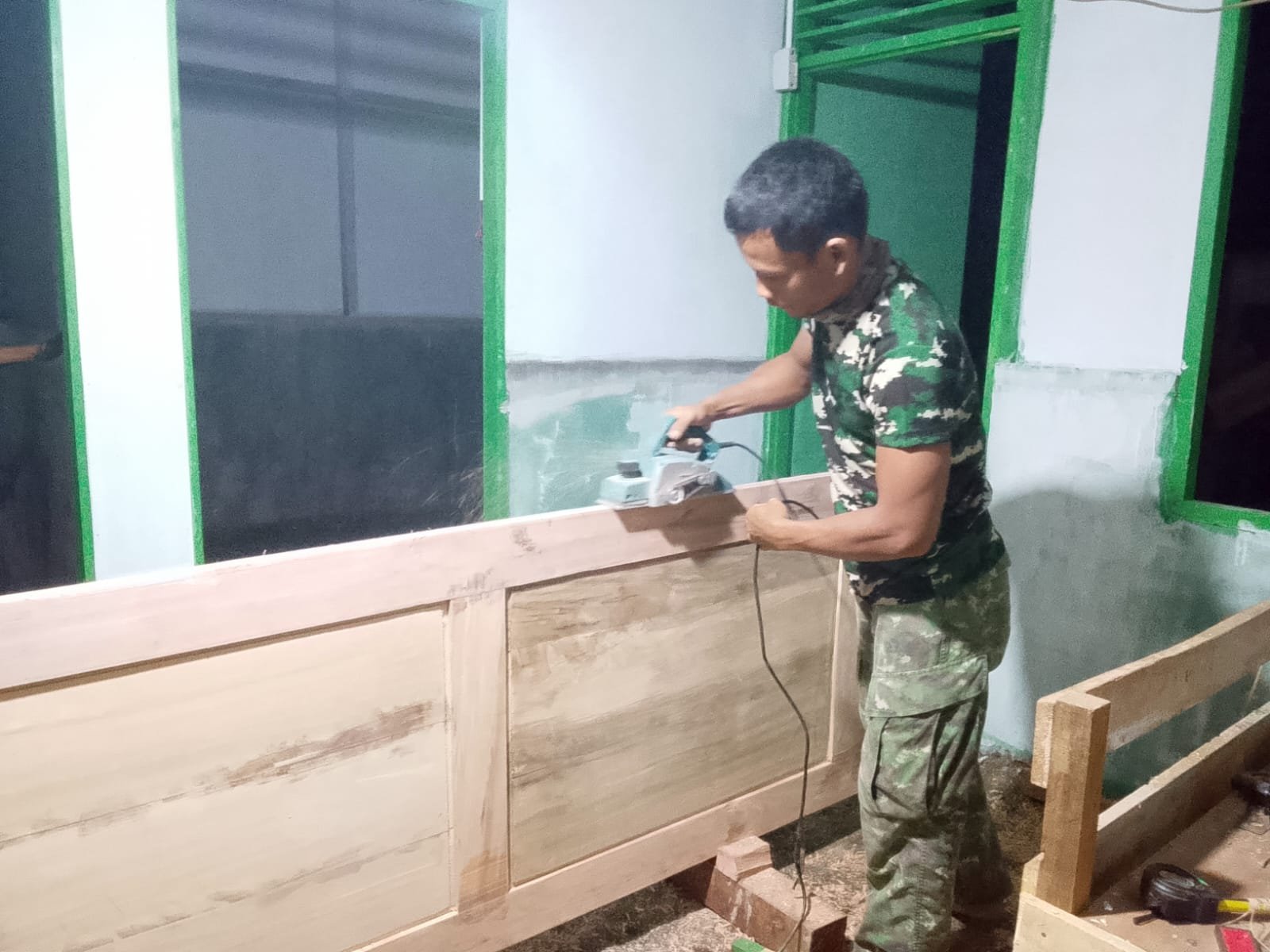 Satgas TMMD Ke-129 Kodim 0102/Pidie Maksimalkan Waktu, Pemasangan Pintu RTLH Tetap Berlanjut hingga Malam