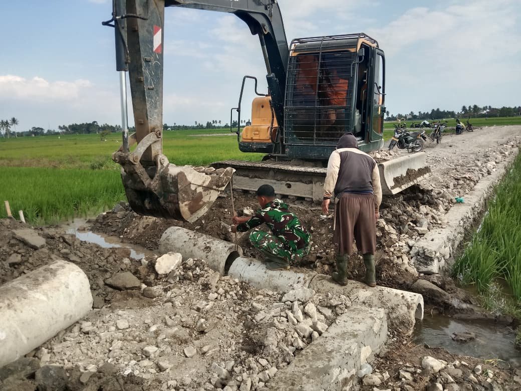 Dikebut Hingga Tuntas! Satgas TMMD Ke-129 Kodim 1404/Pinrang Gunakan Excavator Pasang Gorong-Gorong