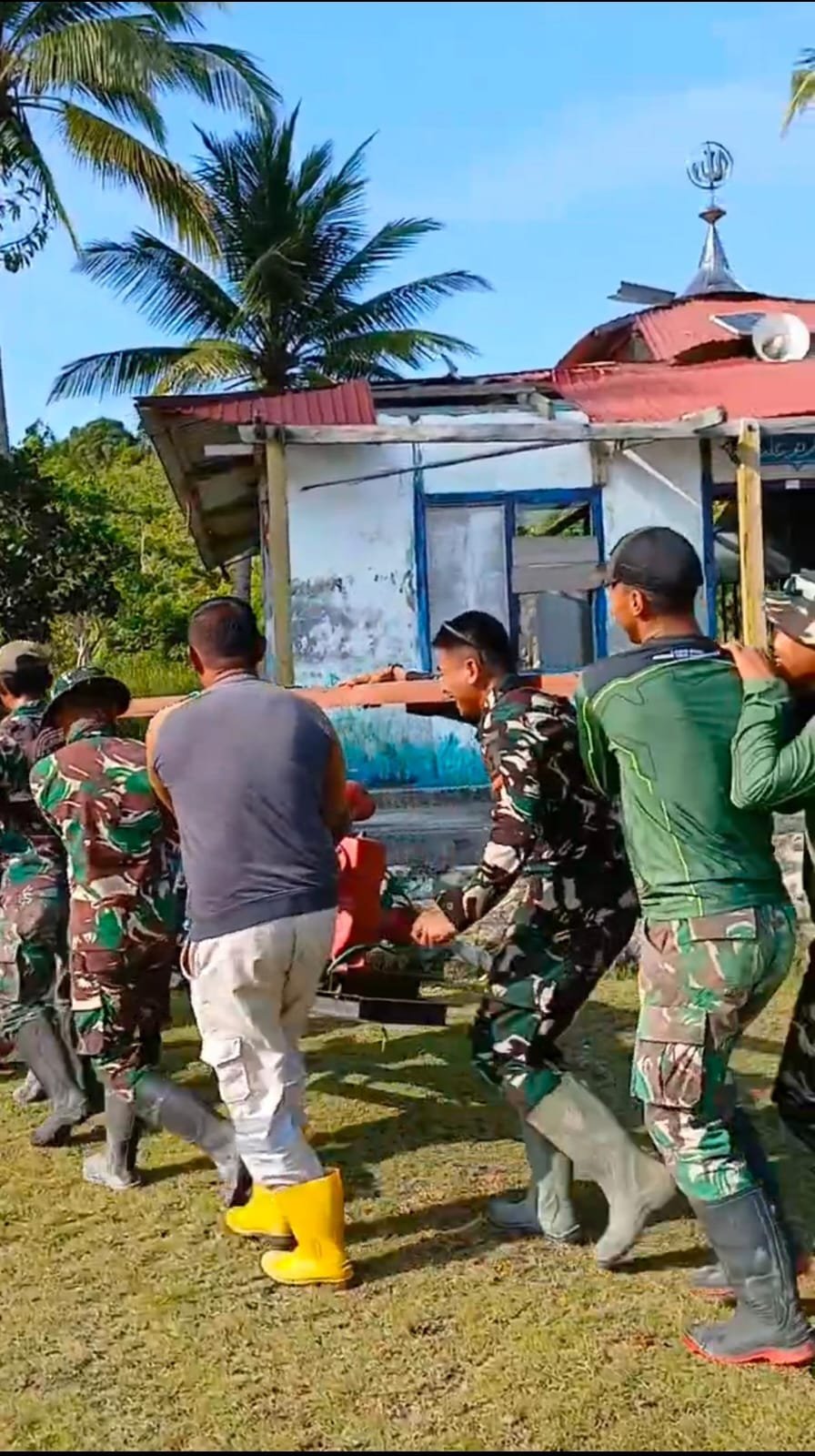 Perjuangan Panjang Satgas TMMD dan Masyarakat, Mesin Pendorong Air Berhasil Dibawa ke Lokasi Manunggal Air