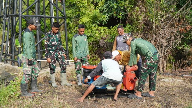 Satgas TMMD Bersama Masyarakat Berjibaku Salurkan Air Bersih ke Desa Umbele