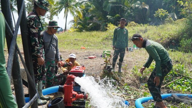 Berkat Sinergitas TNI dan Masyarakat, Aliran Air Bersih di Desa Umbele Berjalan Lancar
