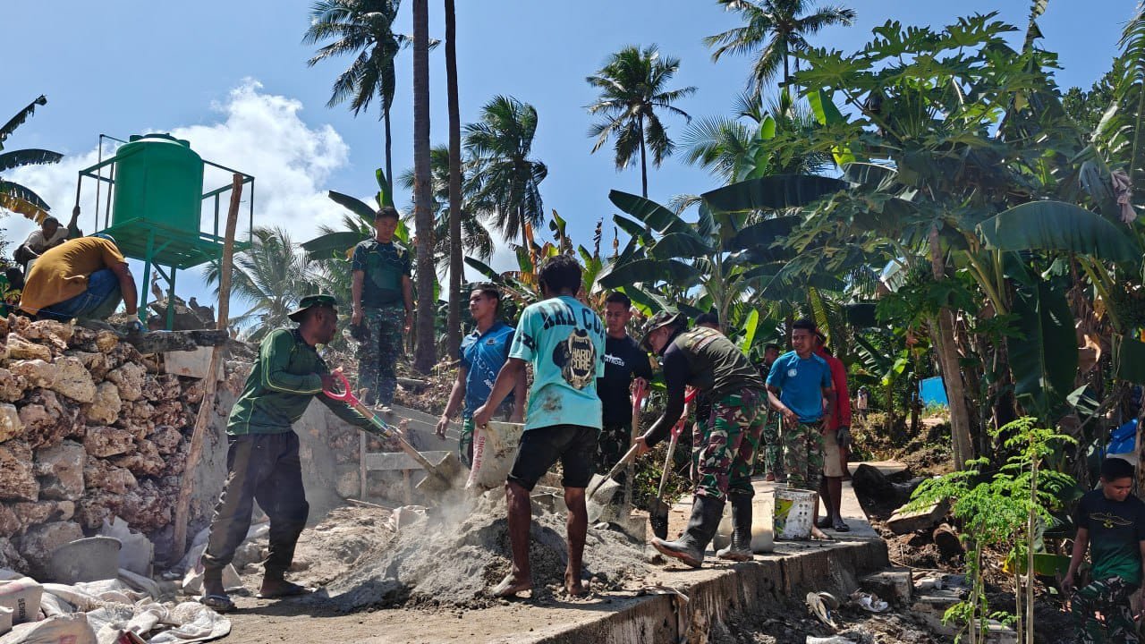 Kolaborasi TNI dan Masyarakat Terlihat dalam Pembuatan Manunggal Air Bersih di Desa Polewali