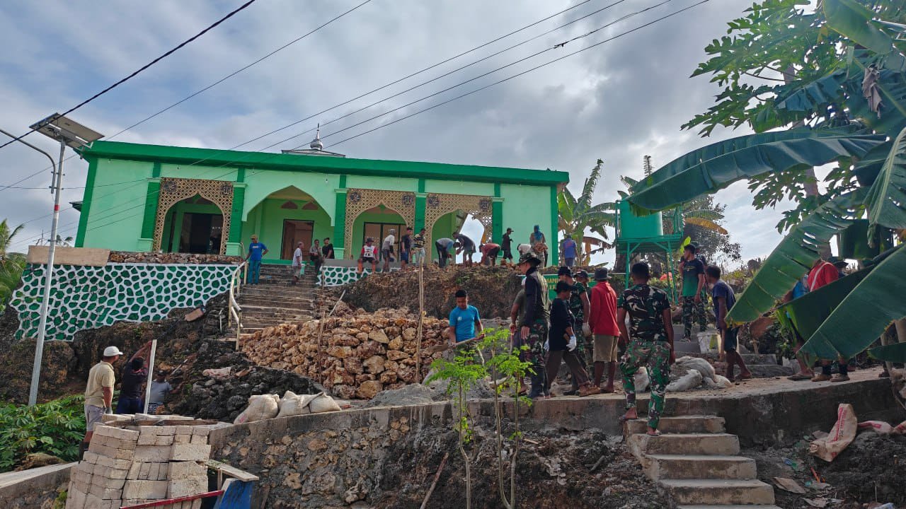 Antusiasme Warga Desa Polewali Tinggi, Kompak Laksanakan Kerja Bakti di Masjid