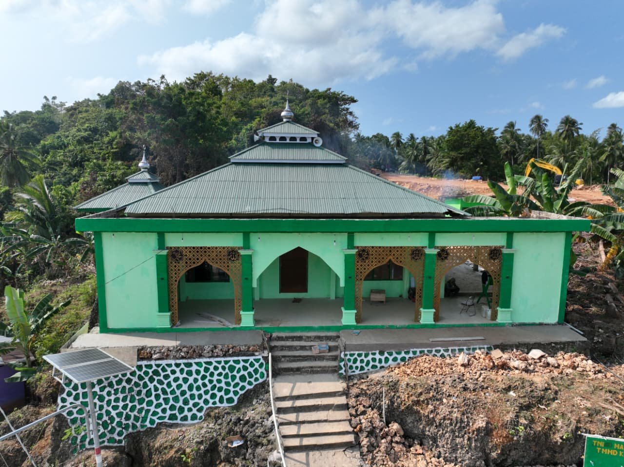 Satgas TMMD Kolaborasi dengan Warga untuk Mempercantik Masjid Desa Polewali