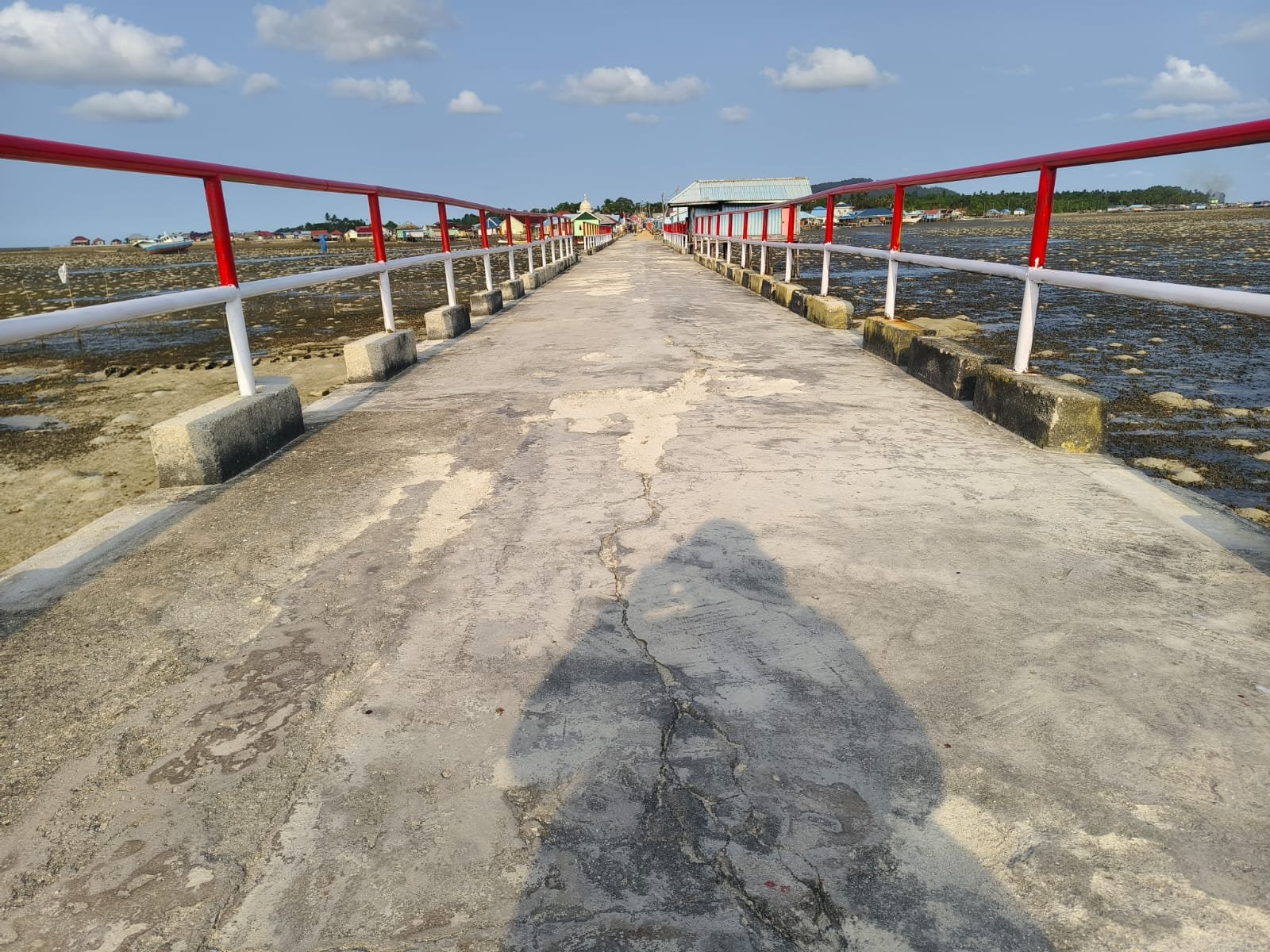 Pengecatan Dermaga Desa Umbele Rampung, Fasilitas Umum Tampak Lebih Baik