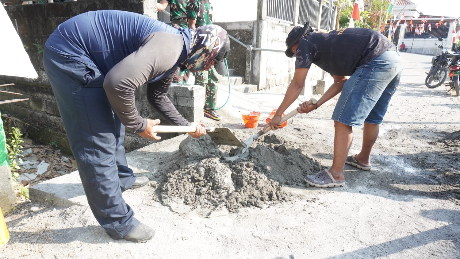 Pengabdian Tanpa Batas: Ketika Sentuhan Tangan Prajurit TMMD Ke-129 Menghidupkan Kembali Mushola Desa Tlemang