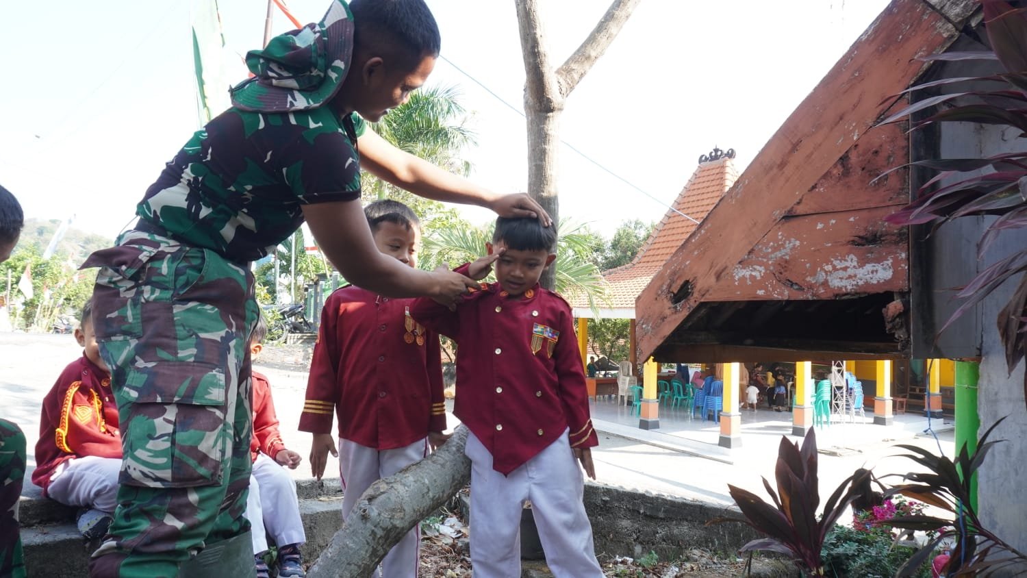 Belajar Sambil Bermain, Cara Humanis TNI Merangkul Anak-Anak di Pelosok Lamongan