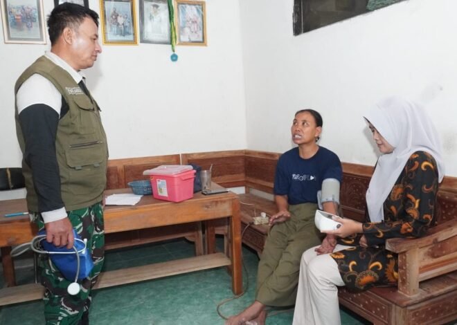 Satgas TMMD 129 Kodim 0812 dan Bidan Desa Menyapa Warga Tlemang Lewat Layanan Kesehatan Door to Door