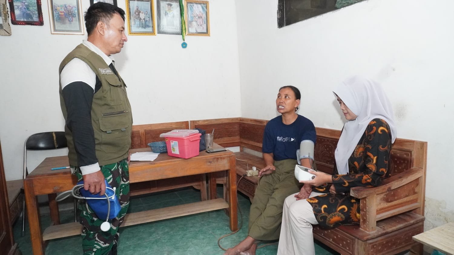 Satgas TMMD 129 Kodim 0812 dan Bidan Desa Menyapa Warga Tlemang Lewat Layanan Kesehatan Door to Door