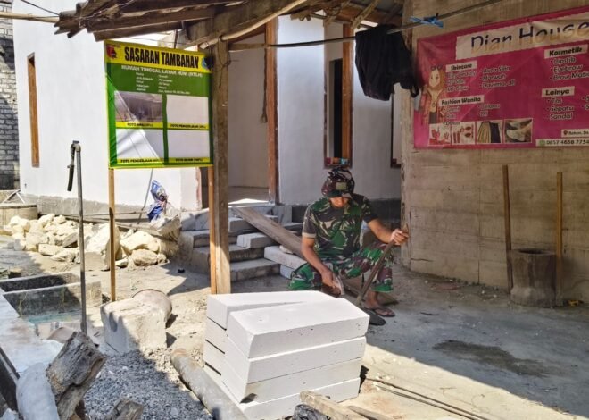 Penuh Dedikasi, Satgas TMMD 129 Kodim 0812/Lamongan Perbaiki Cangkul demi Rumah Ibu Siswati di Dusun Tlemang
