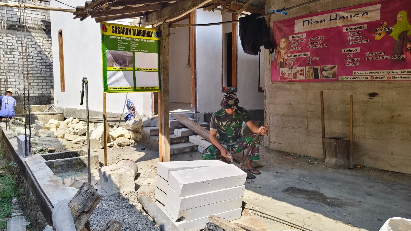 Penuh Dedikasi, Satgas TMMD 129 Kodim 0812/Lamongan Perbaiki Cangkul demi Rumah Ibu Siswati di Dusun Tlemang