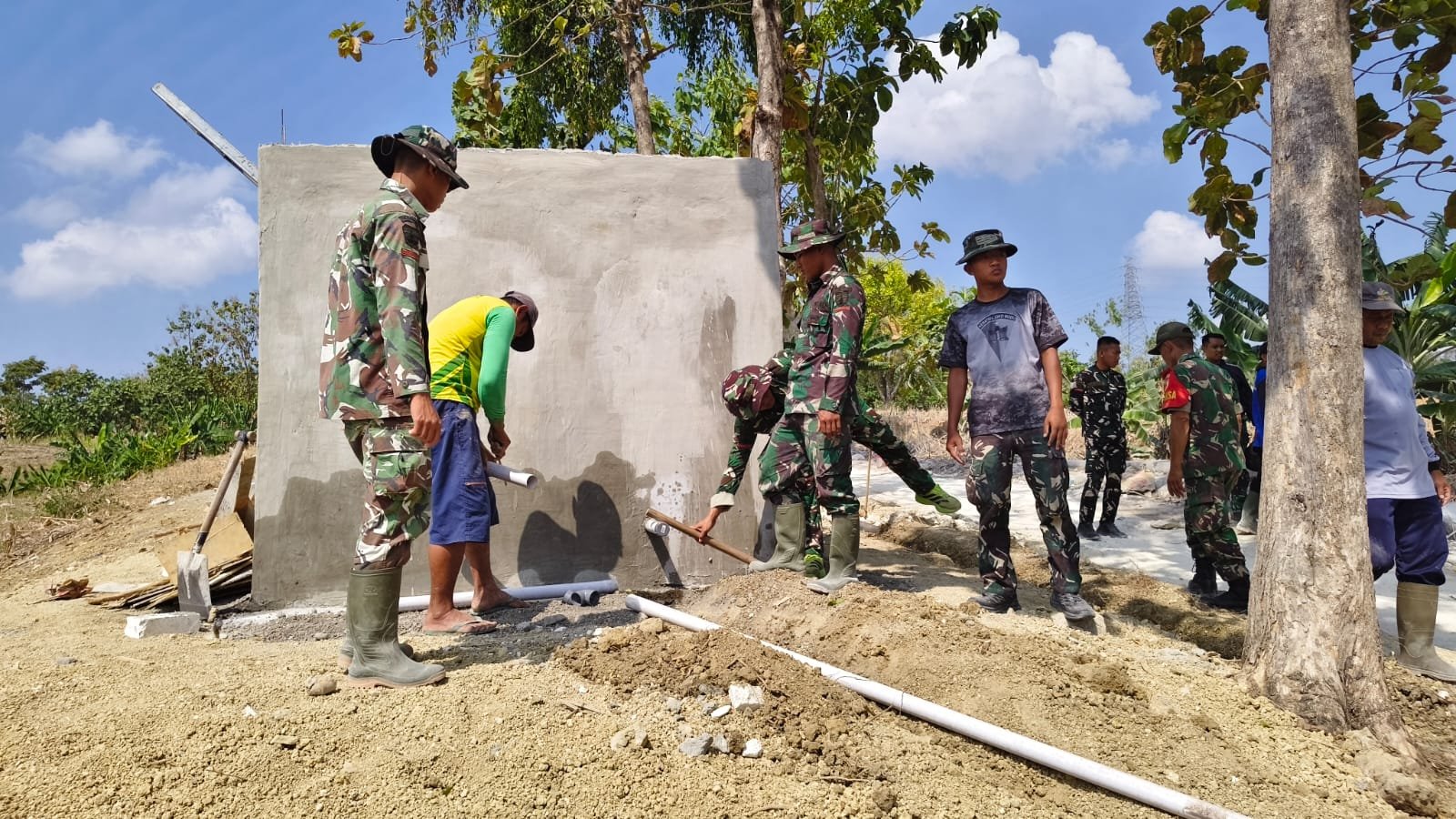 Harapan baru warga desa Tlemang: Satgas TMMD 129 Kodim 0812/Lamongan Genjot Pemasangan Pipanisasi Air Bersih