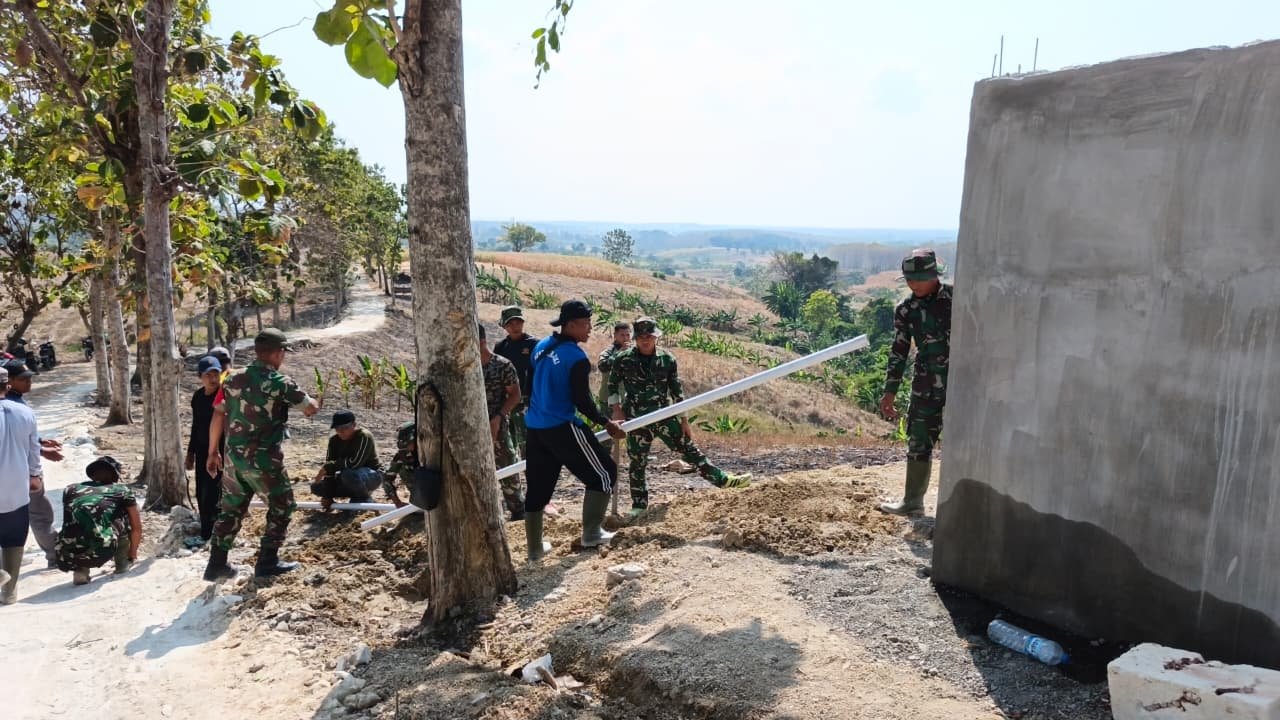 Alirkan Air Bersih ke Pemukiman, Satgas TMMD 129 Mulai Pasang Pipa Distribusi dari Tandon Menuju Dusun Bakon