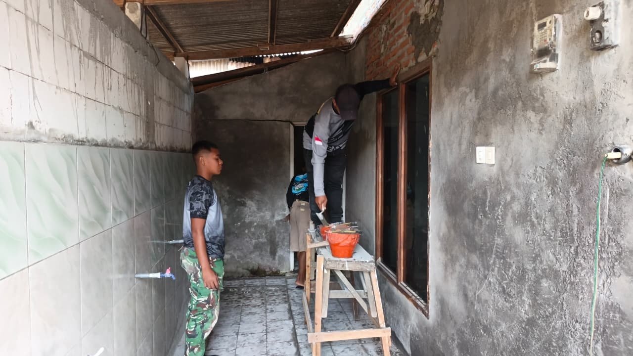 Perindah Tempat Ibadah Desa, Satgas TMMD 129 Bersama Warga Mulai Plester Dinding Mushola Desa Tlemang