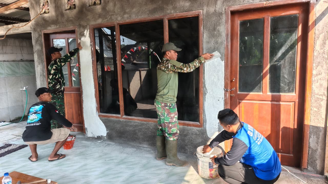 Bahu-Membahu Perindah Tempat Ibadah, Satgas TMMD 129 dan Warga Mulai Plamir Dinding Mushola Desa Tlemang