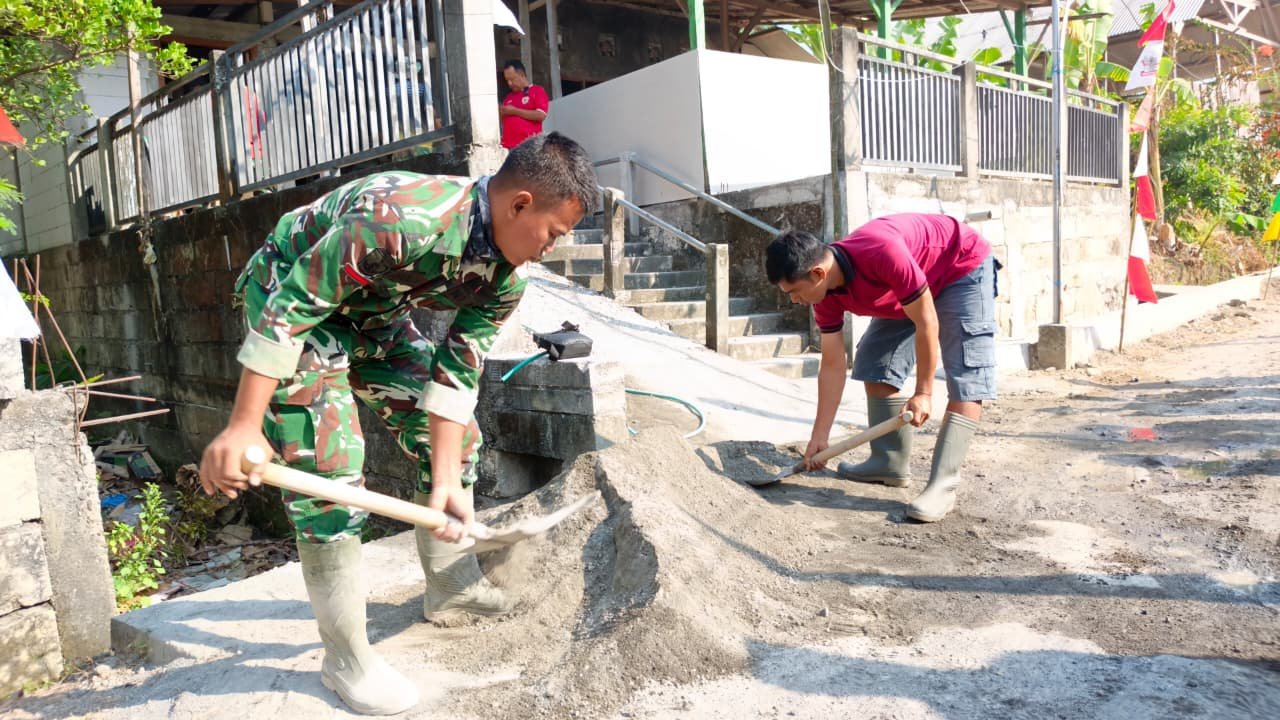 Racikan Pasir dan Semen Terbaik, Sentuhan Satgas TMMD 129 dan Warga Perkokoh Serta Percantik Mushola Desa Tlemang