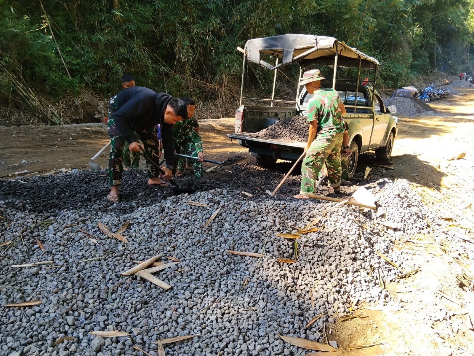 Semangat Gotong Royong Warnai Pelangsiran Material Satgas TMMD Ke-129 Kodim 1626/Bangli