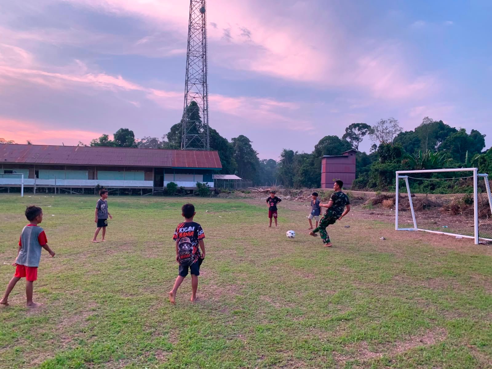 “Wujudkan Keceriaan dan Kemanunggalan TNI-Rakyat” Satgas TMMD Regtas Ke-129 Kodim 1206/Putussibau Bermain Sepak Bola Bersama Anak-anak Desa Belatung