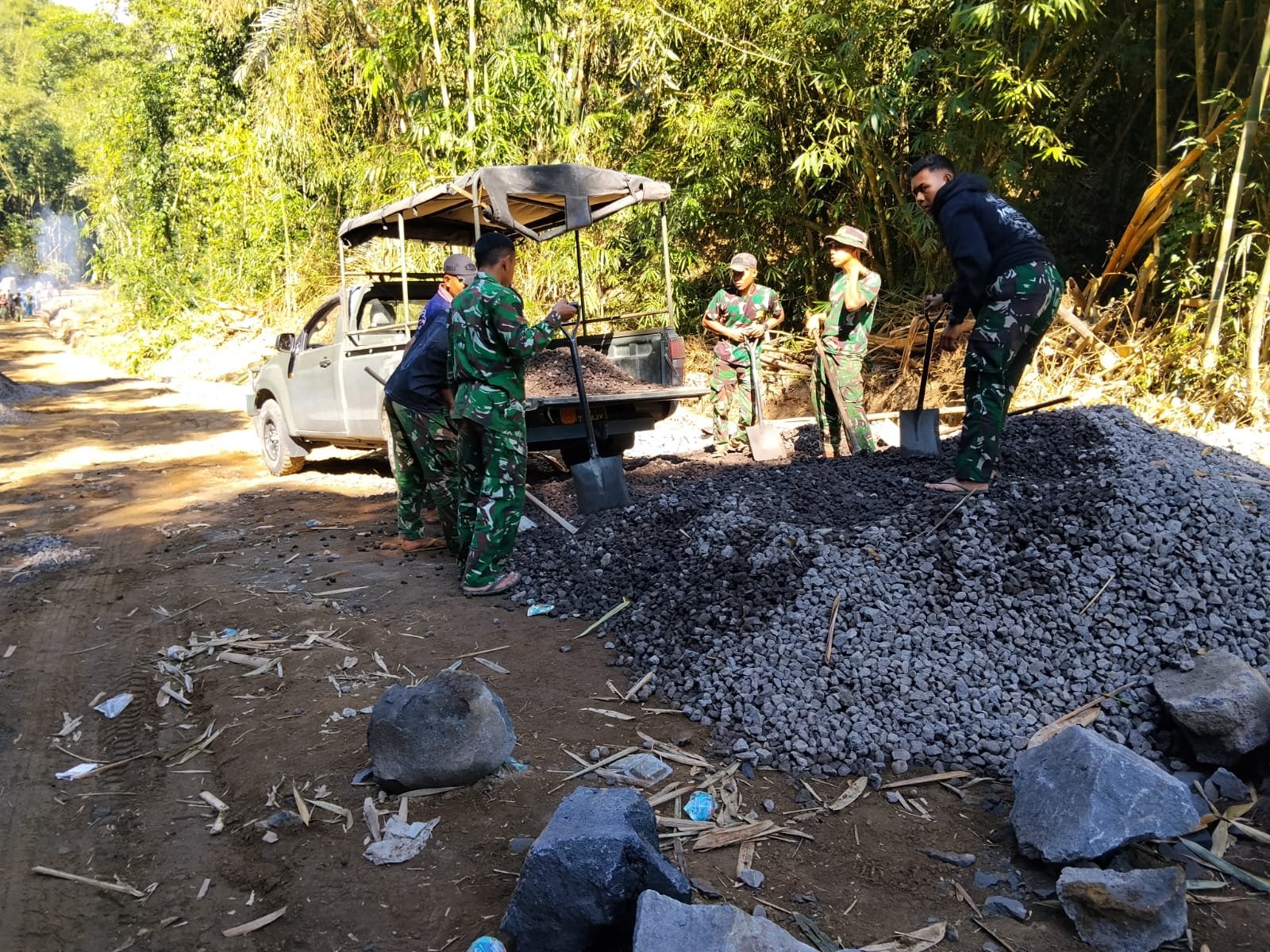 Meski Medan Menantang, Satgas TMMD Bangli Tetap Semangat Angkut Material