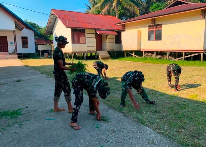 Ciptakan Desa Bersih dan Sehat, Satgas TMMD Regtas Ke-129 Kodim 1206/Putussibau Laksanakan Pembersihan Lingkungan Desa Ulak Pauk