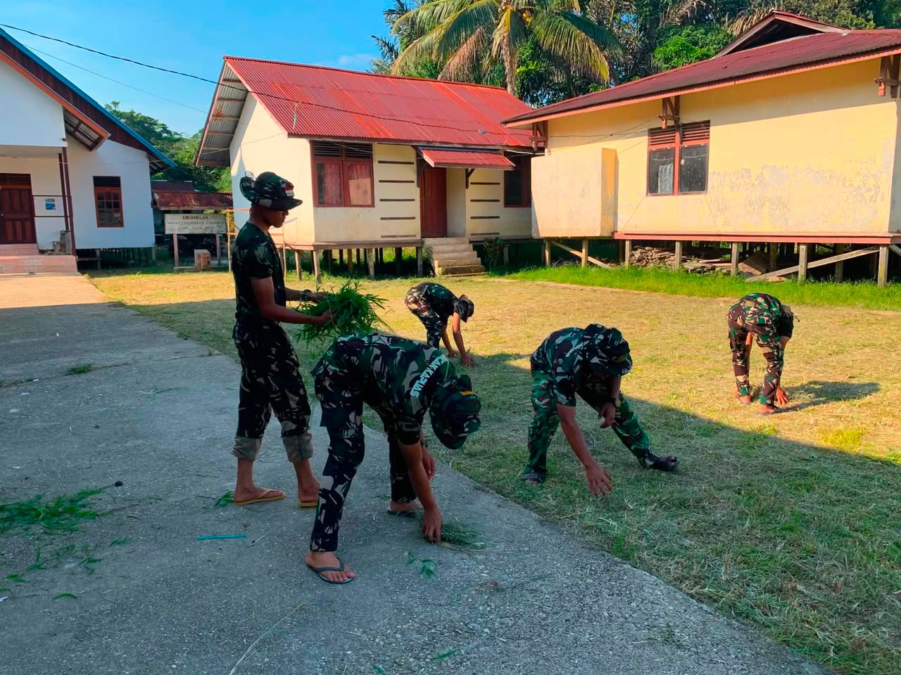 Ciptakan Desa Bersih dan Sehat, Satgas TMMD Regtas Ke-129 Kodim 1206/Putussibau Laksanakan Pembersihan Lingkungan Desa Ulak Pauk
