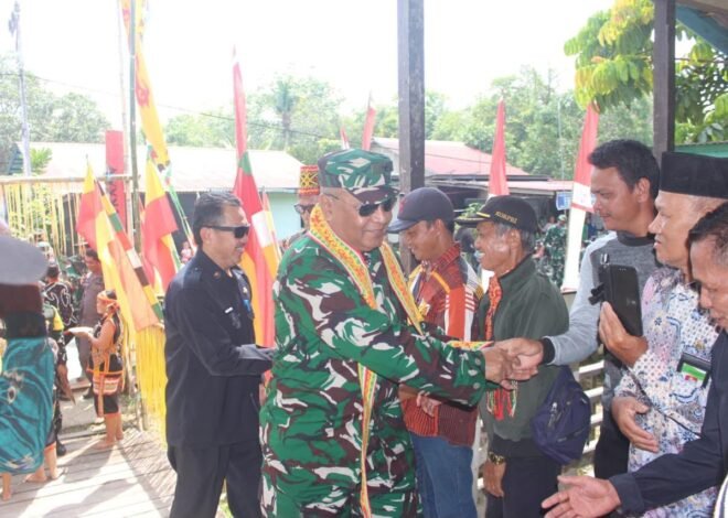 Penuh Kehangatan dan Semangat Kebersamaan, Tim Wasev TMMD Pati Staf Khusus Kasad Disambut Meriah di Lokasi TMMD Regtas Ke-129 Kodim 1206/Putussibau