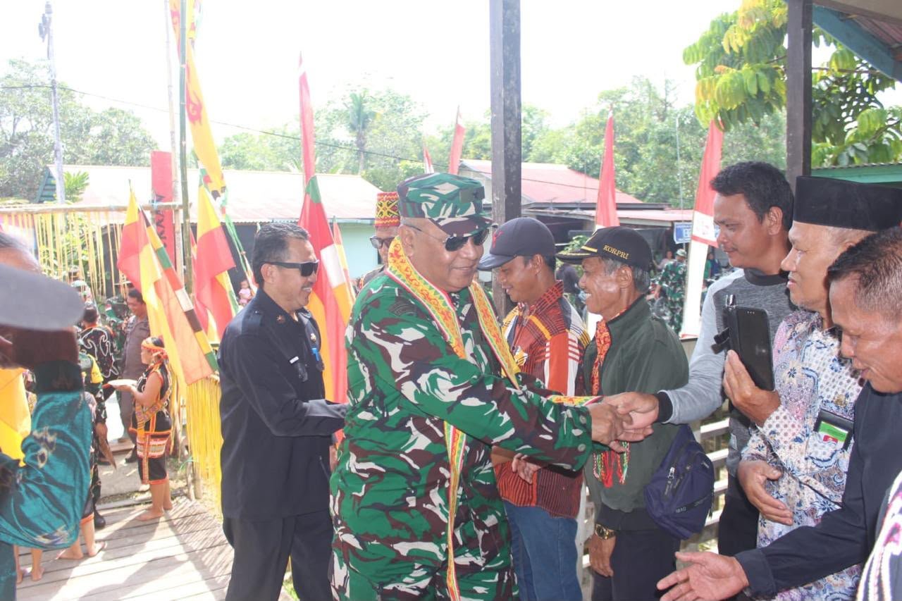 Penuh Kehangatan dan Semangat Kebersamaan, Tim Wasev TMMD Pati Staf Khusus Kasad Disambut Meriah di Lokasi TMMD Regtas Ke-129 Kodim 1206/Putussibau