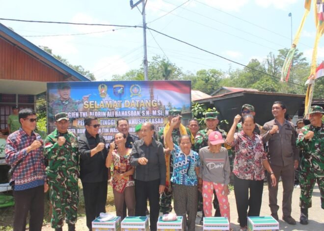 Hangatkan Kebersamaan, Tim Wasev TMMD Pati Staf Khusus Kasad Serahkan Tali Asih kepada Warga Desa Ulak Pauk dan Desa Belatung