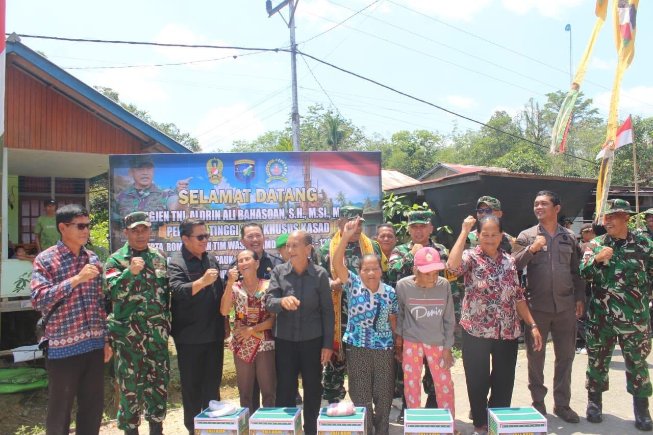 Hangatkan Kebersamaan, Tim Wasev TMMD Pati Staf Khusus Kasad Serahkan Tali Asih kepada Warga Desa Ulak Pauk dan Desa Belatung