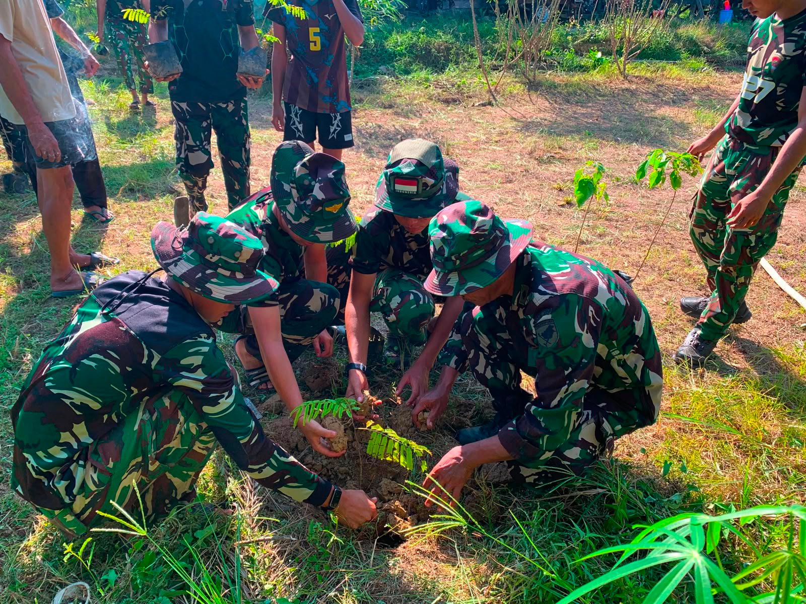 Tanam Pete dan Jengkol, Satgas TMMD Ke-129 Bersama Warga Ulak Pauk Semai Harapan untuk Masa Depan