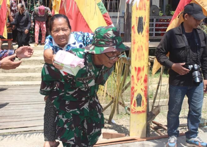 Junjung Tinggi Nilai Kemanusiaan, Satgas TMMD Ke-129 Tuntun dan Gendong Lansia di Tengah Pelaksanaan TMMD