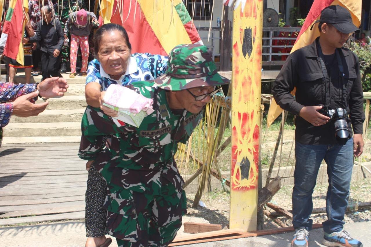 Junjung Tinggi Nilai Kemanusiaan, Satgas TMMD Ke-129 Tuntun dan Gendong Lansia di Tengah Pelaksanaan TMMD