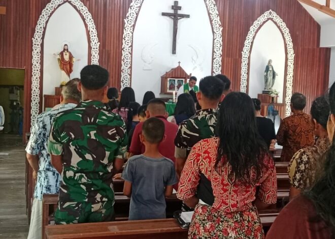 Hadir di Tengah Warga, Satgas TMMD ke-129 Laksanakan Ibadah Bersama di Gereja Santo Fransiskus Xaverius Ulak Pauk