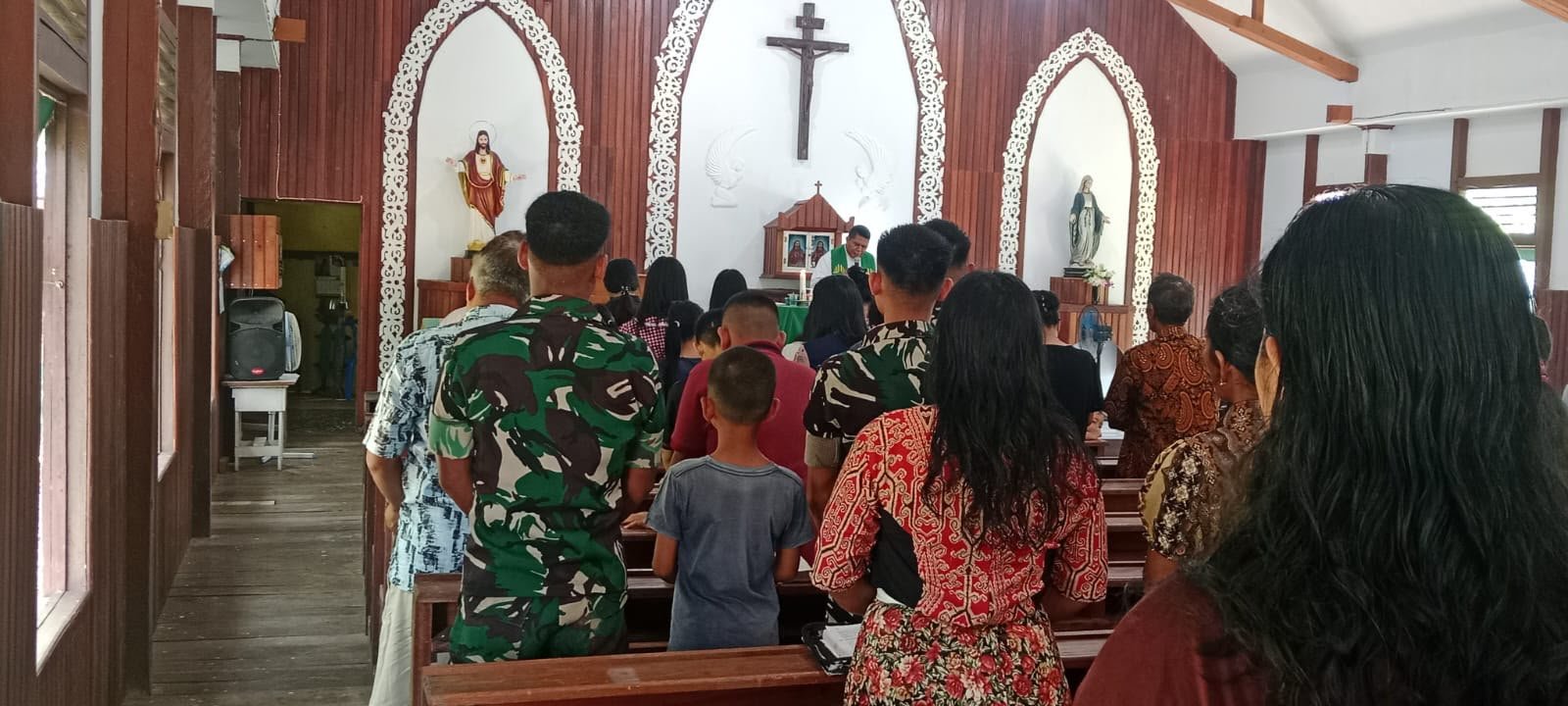 Hadir di Tengah Warga, Satgas TMMD ke-129 Laksanakan Ibadah Bersama di Gereja Santo Fransiskus Xaverius Ulak Pauk