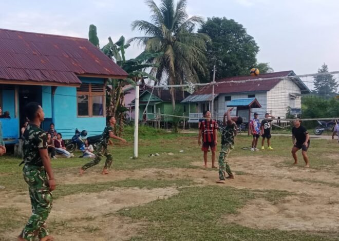 SATGAS TMMD KE-129 KODIM 1206/PUTUSSIBAU JALIN KEBERSAMAAN LEWAT OLAHRAGA BERSAMA WARGA