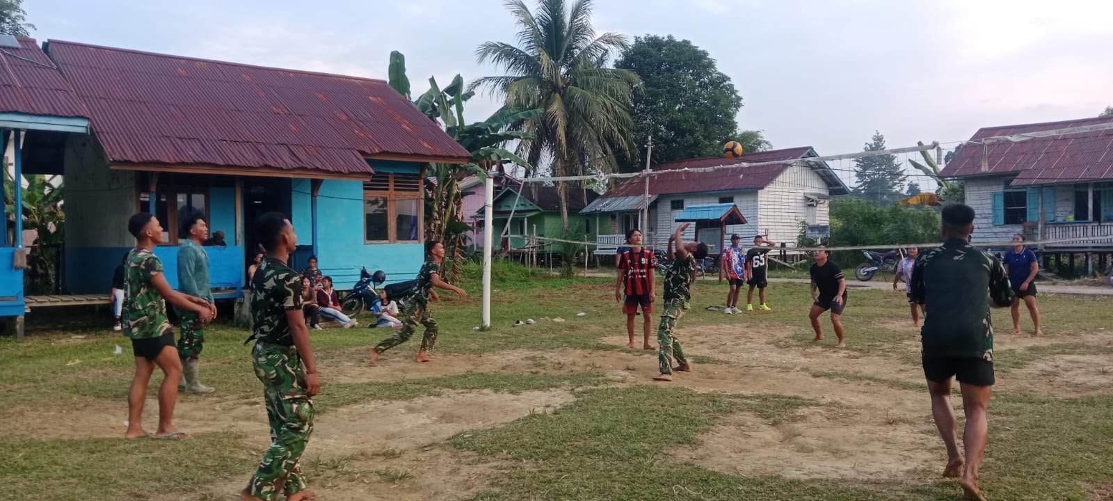 SATGAS TMMD KE-129 KODIM 1206/PUTUSSIBAU JALIN KEBERSAMAAN LEWAT OLAHRAGA BERSAMA WARGA