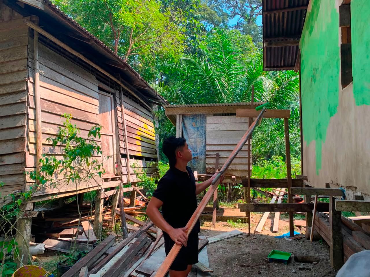 Bukan Sekadar Cat, Satgas TMMD Hadirkan Harapan Baru di Rumah Ibu Marsiana