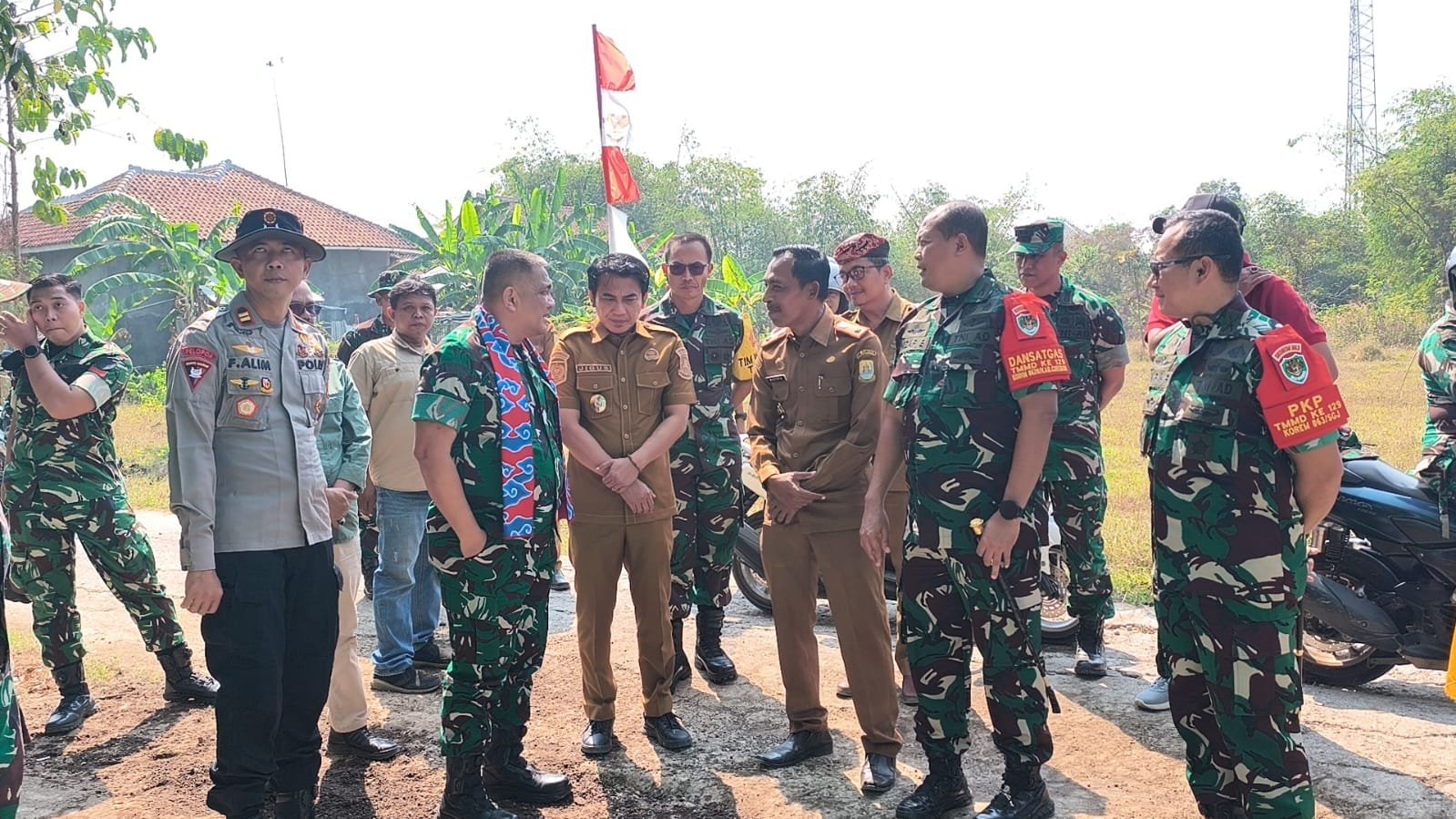 Pastikan Program Berjalan Optimal, Brigjen TNI Yohanes Toar Pioh Cek Pelaksanaan TMMD ke-129 di Desa Luwung Kencana