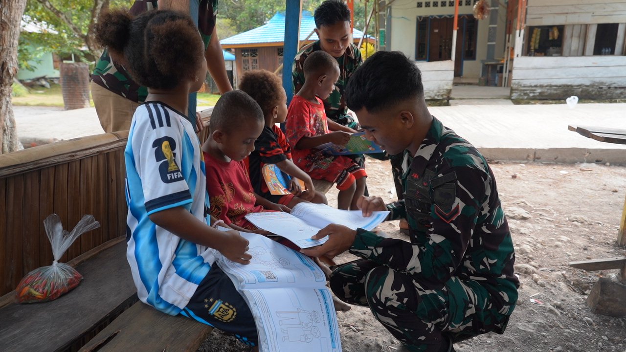 Kedekatan TNI dan Anak-Anak dalam TMMD Ke-129